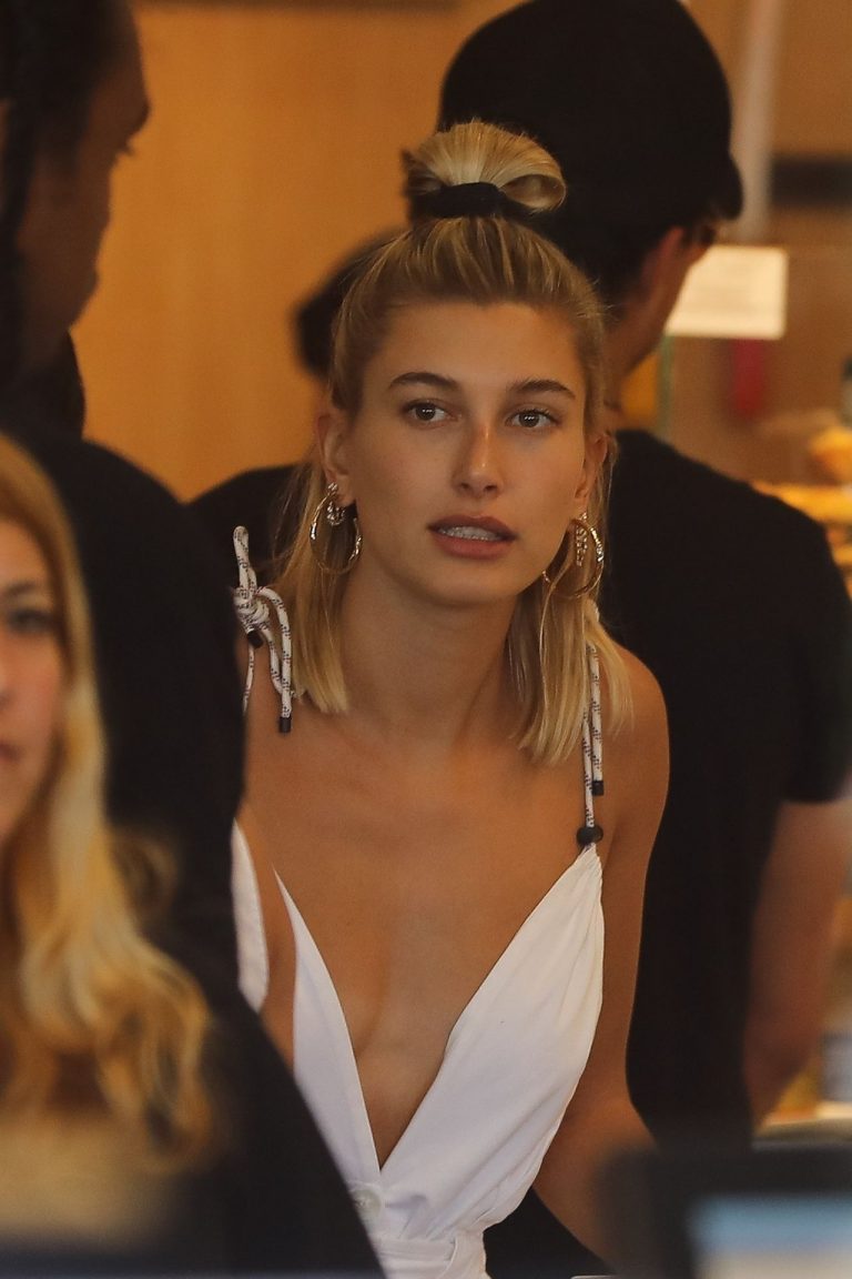 Hailey Bieber Leaked Pics, Braless