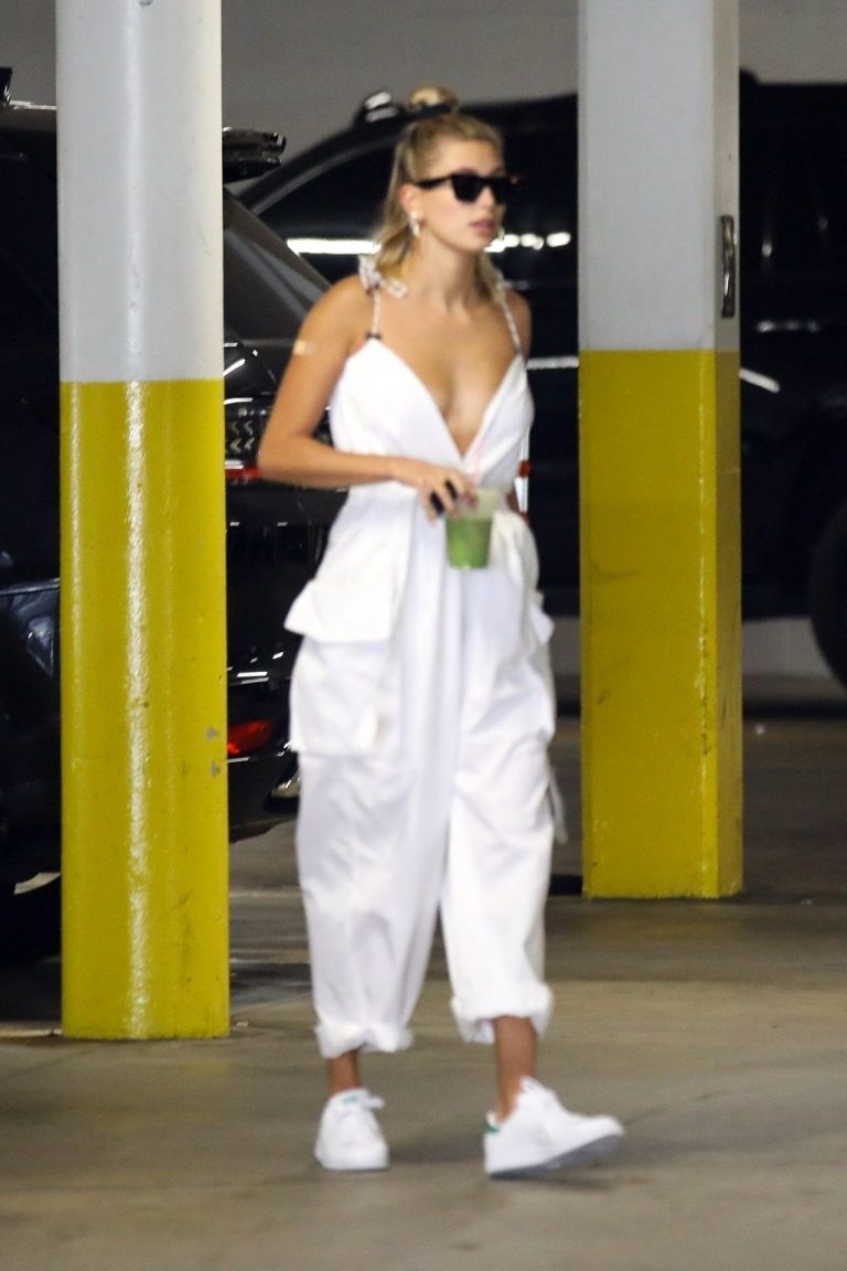 Hailey Bieber Leaked Pics, Braless