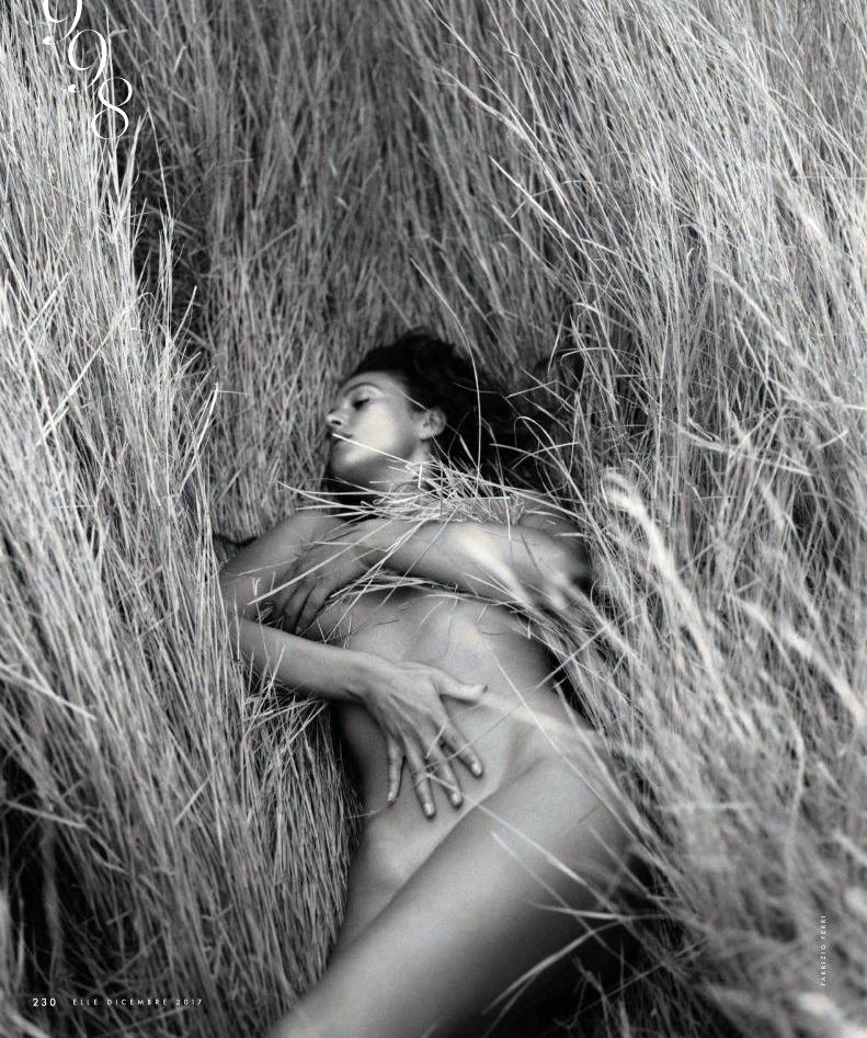 Monica Bellucci Nude Sexy Pics
